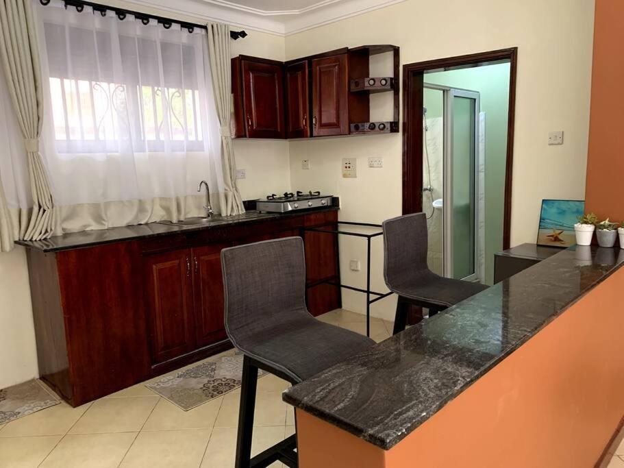 Cozy 2-Bedroom Apartment Within City Limits. Kampala Exteriör bild
