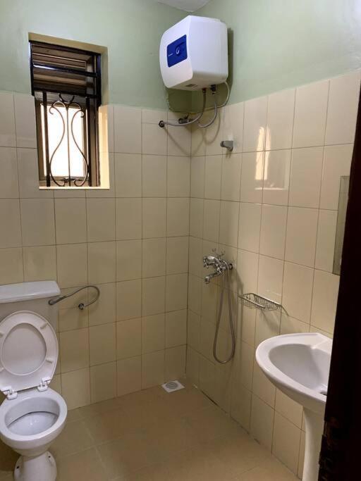 Cozy 2-Bedroom Apartment Within City Limits. Kampala Exteriör bild